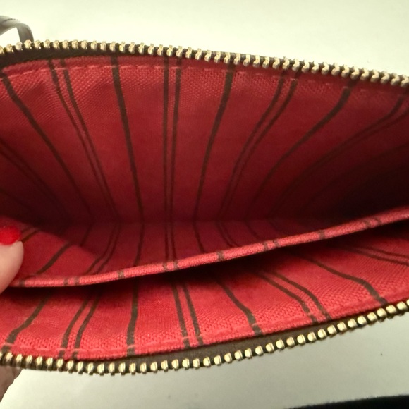 Louis Vuitton Neverfull Pochette - Picture 8 of 8